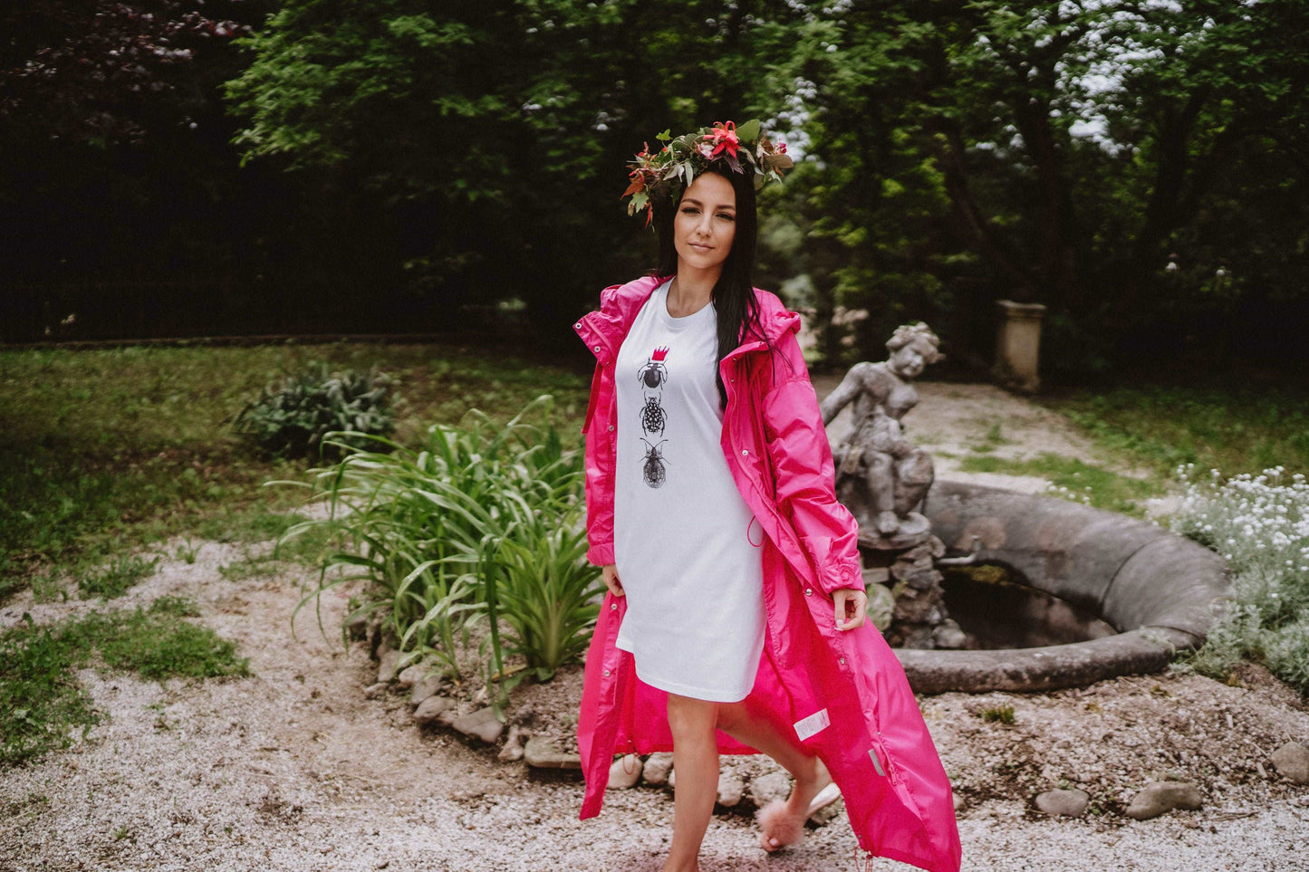 Women's T-Shirt dress with three bugs in the line and a pink crown 